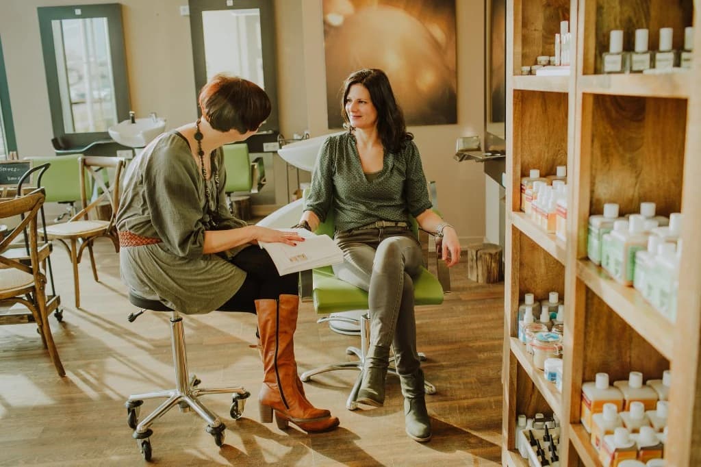 Haar Coach Christiane Spina bei der Beratung im Naturfriseur-Salon in Bissen, Luxemburg